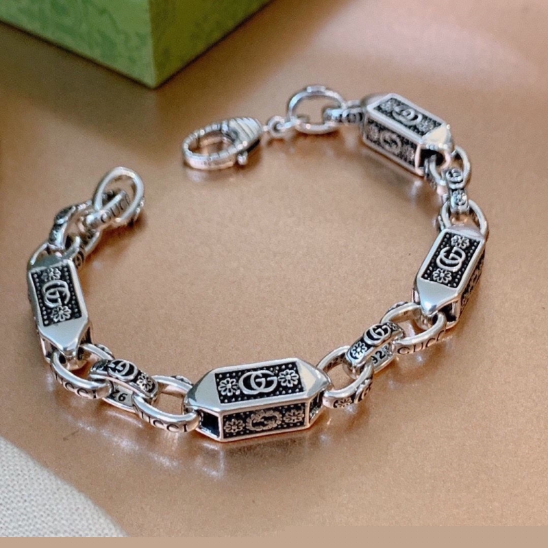 G*u*i bracelets